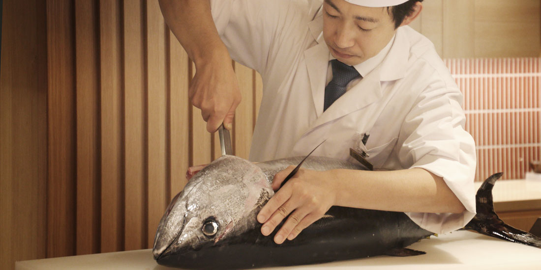 天然本マグロの解体ショーを開始