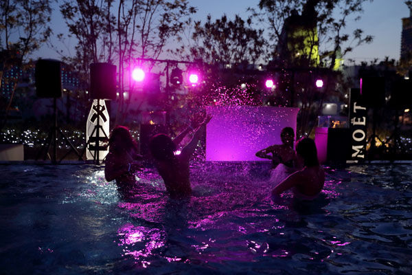【最大51%OFF】Night Pool Happy Halloween Fair