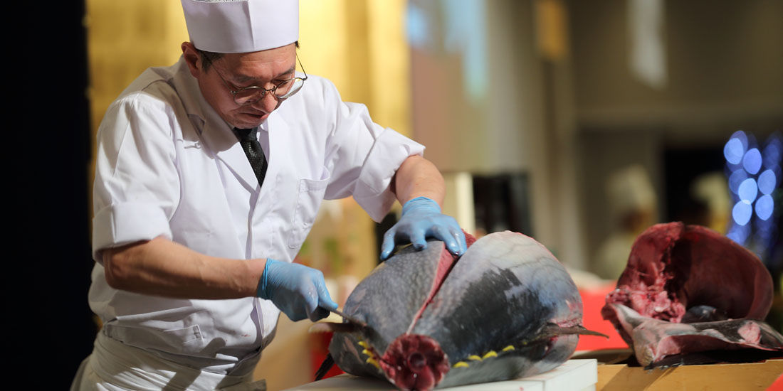 【11/1~12/29まで】生の天然本マグロが食べ放題! ライブ解体ショー開催