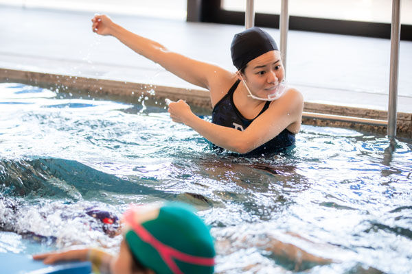リオ五輪メダリストによる特別水泳クラス開催「スカーリング」をマスターしよう