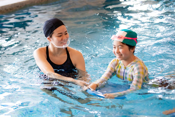 五輪メダリスト招き「リズムスイミング」体験。小中学生が対象、水と触れ合う楽しさを感じよう