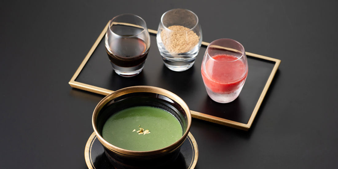 <ウェルビーイングなデザート>宇治抹茶とケールの豆乳プリン 苺ソースとともに