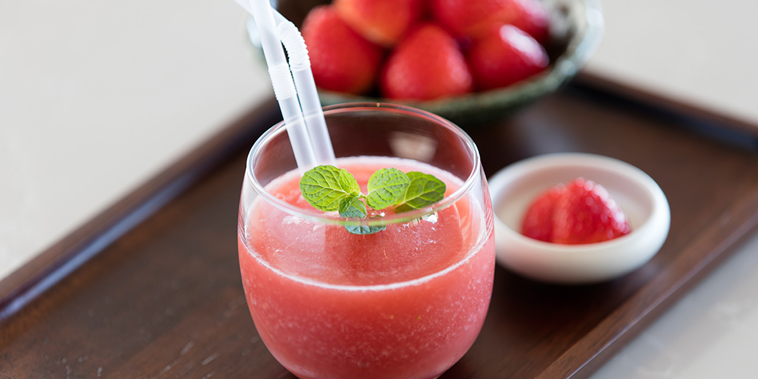 季節の果物を使ったカクテル「二郎(にろう)いちごのフローズンカクテル」