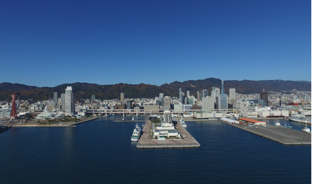 海から眺める神戸みなと温泉 蓮の遠景