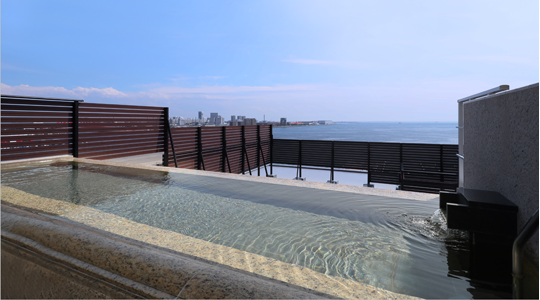 展望大浴場から一望できる神戸港の昼景