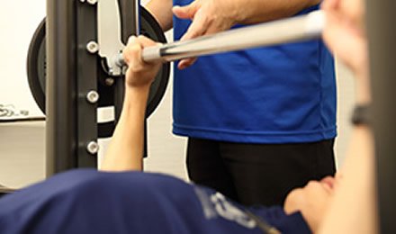 パーソナルトレーニングの指導を受けるイメージ