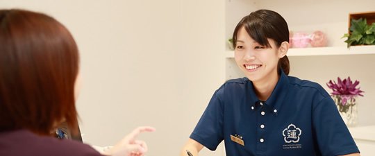 カウンセリングをもとにプログラムを作成するスタッフ