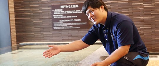 温泉療養を指導する健康増進施設のスタッフ