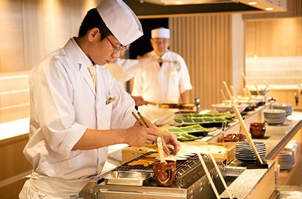 和食を調理するイメージ写真