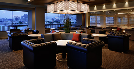 神戸の空と海を望むリラクゼーションラウンジ