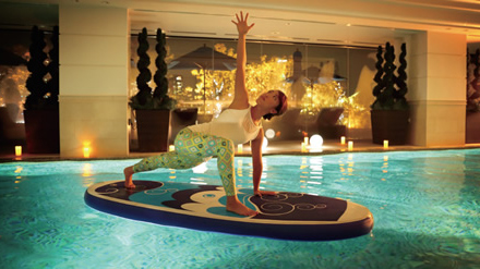 屋内フィットネスプールで行うSUPヨガ