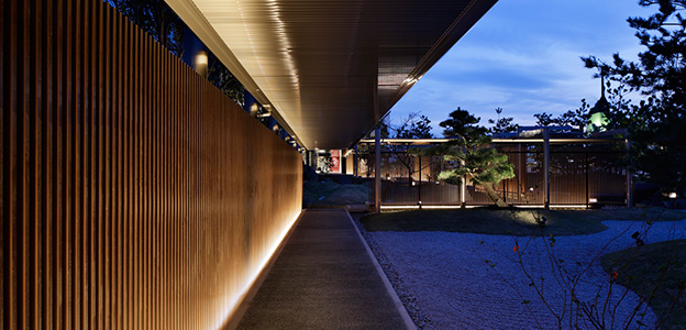 夜の日本庭園内にある庭園回廊