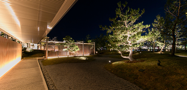 庭園回廊から見た夜の日本庭園
