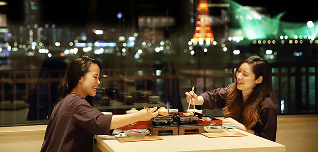 御食事処 水蓮で神戸ビーフの石焼きを楽しむ女性二人