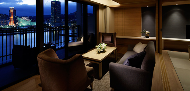 ソファで寛ぎながら神戸港が楽しめる客室スペース