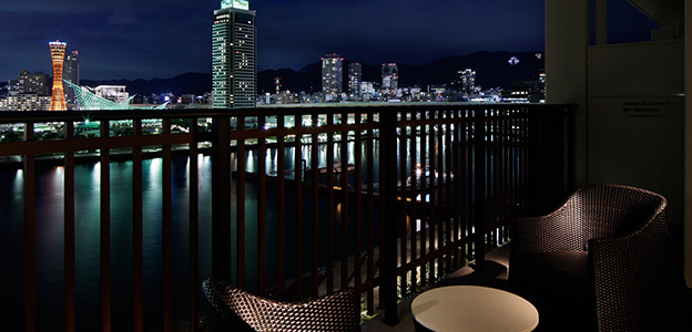 バルコニーの手すり越しに見える神戸の夜景