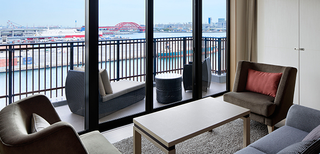 客室から見える昼の神戸港の景色