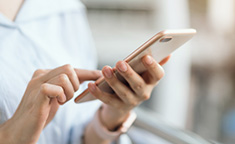 ポイントカードを手渡す神戸みなと温泉 蓮のスタッフ