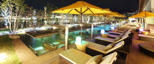 屋外温水プール夜間イメージ