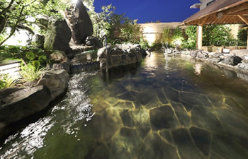 肩までゆっくりとお湯に浸かり、大浴場の醍醐味を味わうことができる深湯