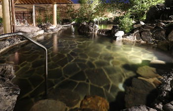 ゆっくり温泉に浸かるのにちょうど良い深さで、じっくりと体を温めることができる浅湯