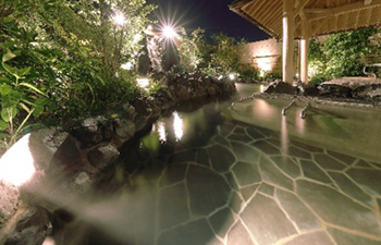 足湯から続き、露天大浴場の広がりが目の前に飛び込んでくる長湯