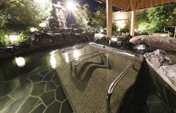 お湯の浮力に身を任せる寝湯