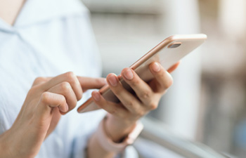 ポイントカードを渡すスタッフ