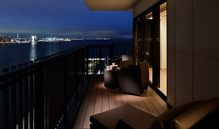 客室から望む神戸港の景色